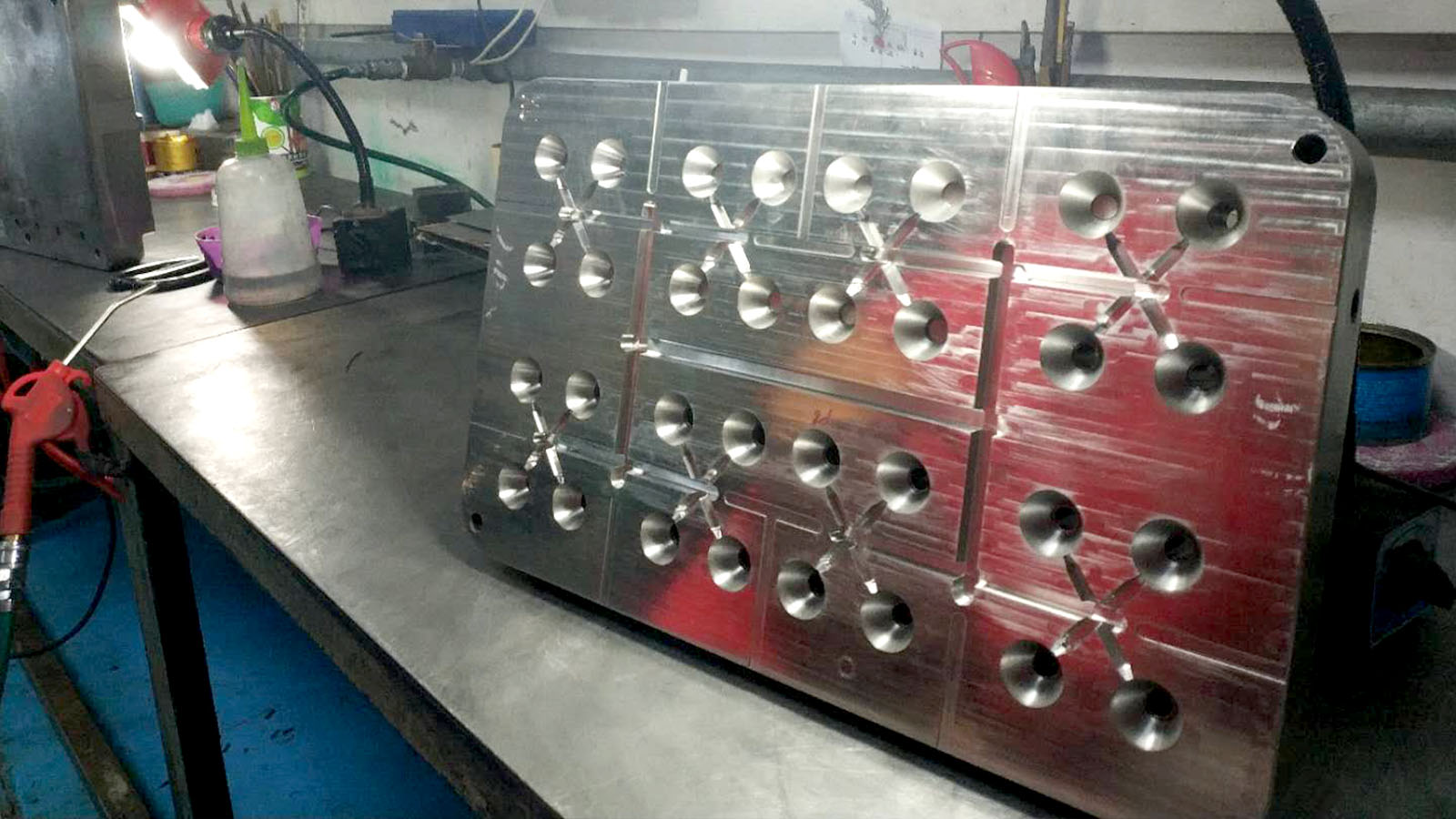 旭錦塑膠模具，光學透鏡模具